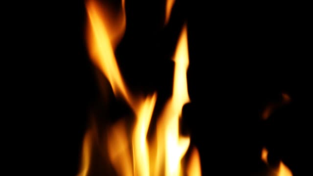 Feuer-Flamme-schwarzen-Hintergrund-HD-Filmmaterial