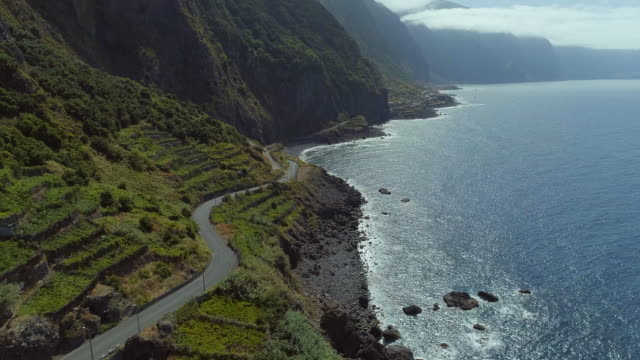Carretera-costera-montañosa-de-Madeira