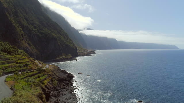 Sonnenuntergang-über-die-bergige-Küste-von-Madeira
