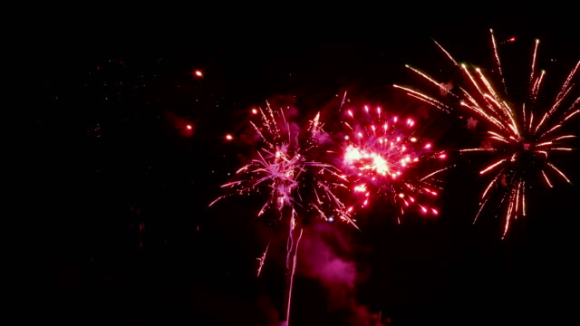 Hellen-Feuerwerk-auf-dem-Hintergrund-des-Sternenhimmels-auf-Vorabend-des-neuen-Jahres.-Geschlungen