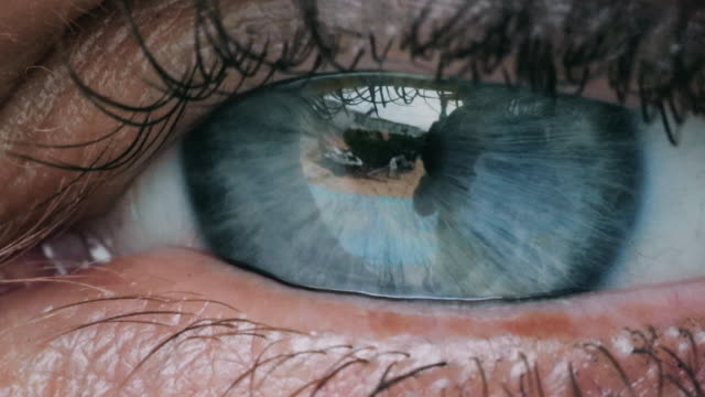 Extrem-Close-up-eines-blauen-weiblichen-Augenblinkens
