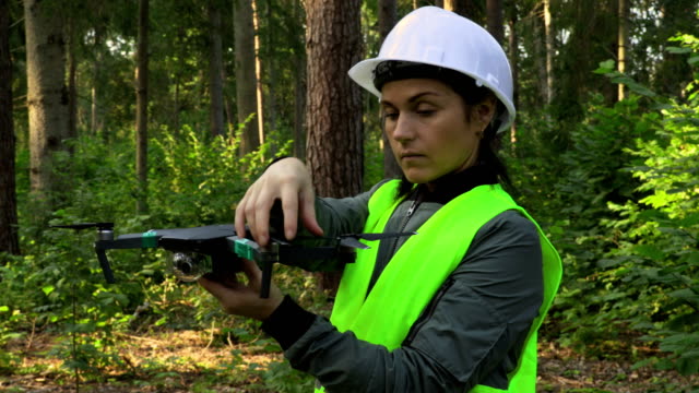 Woman-Worker-bereitet-Drone-Quadcopter-für-Video-Wald-Inspektion-vor