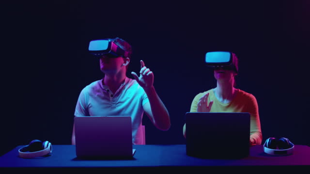 Hombre-y-mujer-con-cascos-de-realidad-virtual