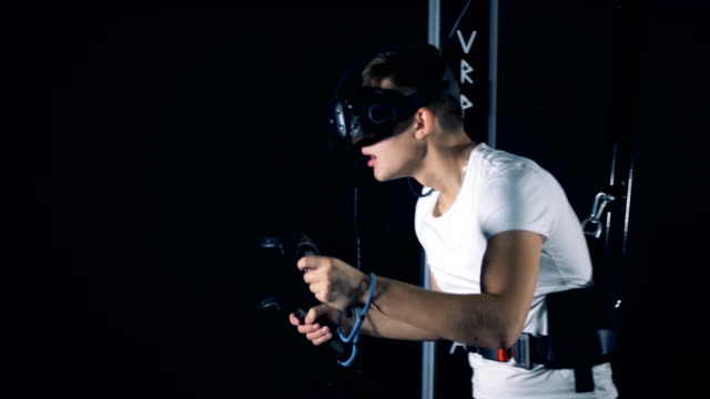 Junge-Spieler-spielen-VR-Spiele.-Robotische-VR-kyberneeische-Gaming-System.