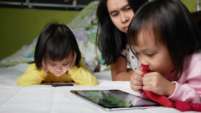 Asian-mother-scolded-her-children-who-watched-the-phone-for-too-long,-the-child-is-addicted-to-the-phone.