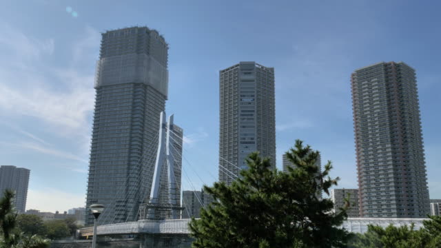 Hohe-Wolkenkratzer-zwischen-der-Brücke-in-Tokio