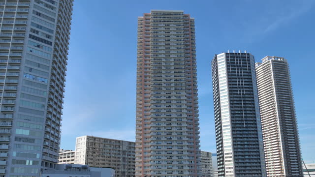 Ein-hoher-Wolkenkratzer-in-der-Stadt-Tokio