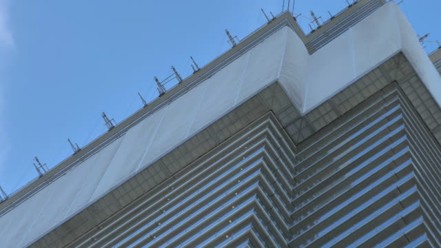Näheres-Betrachten-des-Daches-des-hoch-hohen-Gebäudes-in-Tokio