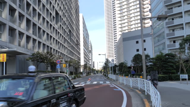 Ein-schwarzes-Taxi-auf-der-Straße-in-Tokio