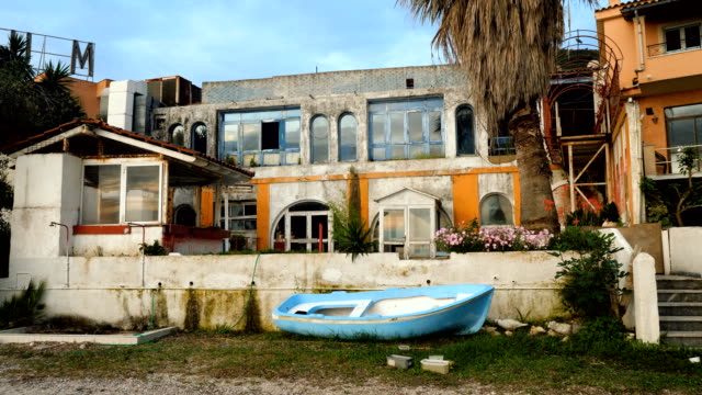 El-edificio-es-un-antiguo-hotel-abandonado-en-Benitses,-Grecia.-4K
