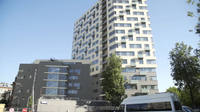 Edificio-residencial-en-Nuevo-microdistrito.-Primer-plano-de-un-apartamento-bloques.-El-edificio-cuenta-con-exterior-con-pequeños-balcones