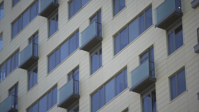 Foto-de-cerca-del-edificio-residencial.-Primer-plano-de-un-apartamento-bloques.-El-edificio-cuenta-con-exterior-con-pequeños-balcones