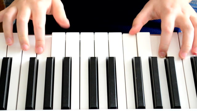 Der-Pianist-spielt-Klavier
