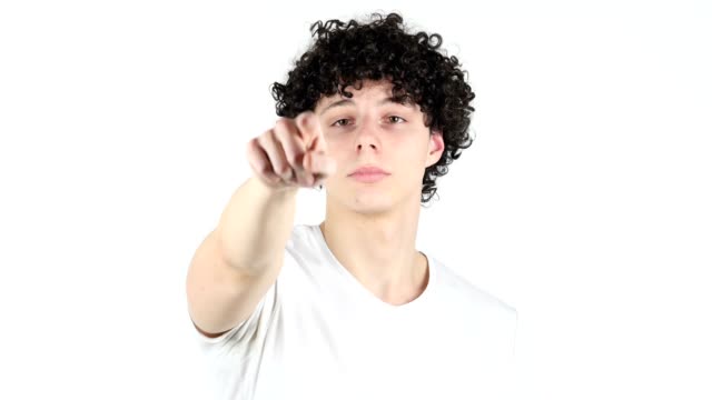 In-Richtung-Kamera,-junger-Mann-mit-lockigen-Haaren,-weißer-Hintergrund