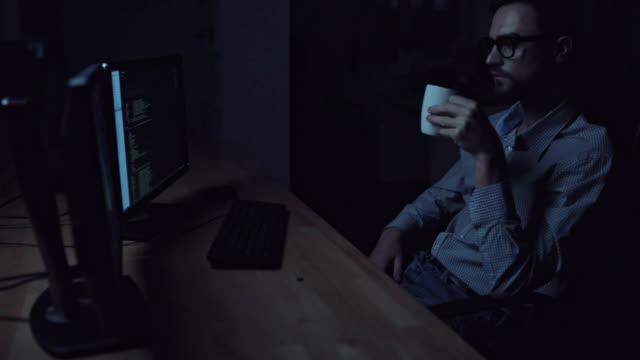 Konzentrierte-sich-müde-Programmierer-arbeiten-bei-Nacht