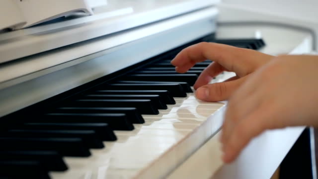Ein-Musiker-spielt-das-Klavier-in-hellen-Raum
