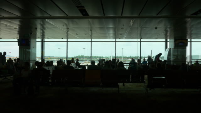 Singapur-berühmt-Changi-Flughafen-Abflug-Tor-Sitze-Panorama-4k-Filmmaterial