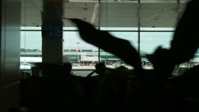 Singapur-changi-Aeropuerto-puerta-pasillo-travelator-montar-imágenes-panorama-4k-de-lado-lleno-de-gente