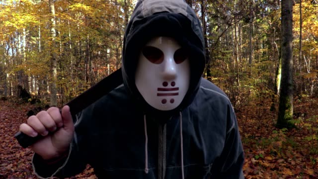 Mann-mit-scary-Halloweenmaske-schauen-in-die-Kamera-und-zu-Fuß-entfernt