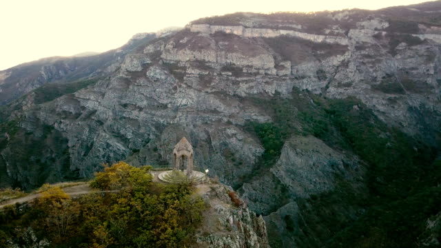 Eine-kleine-Kapelle-auf-dem-Berg-stand-gegen-am-Morgen.-Luftaufnahme