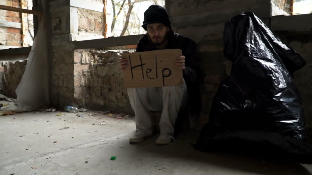 Gefrorene-hungrig-Obdachlose-mit-Pappe-"Hilfe"