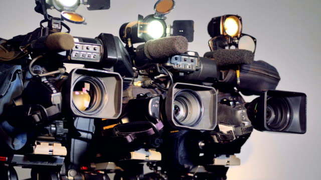 Ein-seitlicher-Blick-auf-drei-professionellen-Videokameras.
