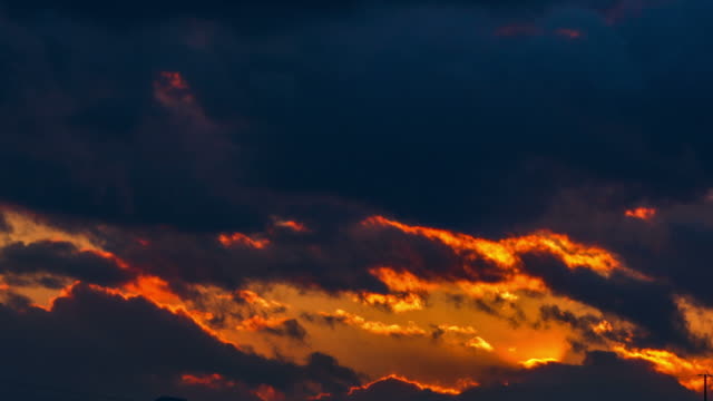 Sonnenuntergang-auf-schwere-Wolken-strahlende-Sonne