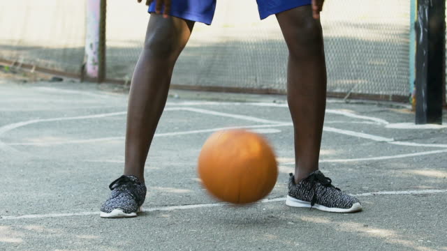 Sportliche-schwarze-Mann-macht-Tricks-mit-Ball,-Basketball-spielen,-aktiven-Lebensstil