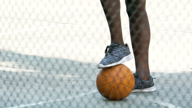 African-american-Kerl-in-Turnschuhen-wartet-Team-sammeln,-um-Basketball-zu-spielen