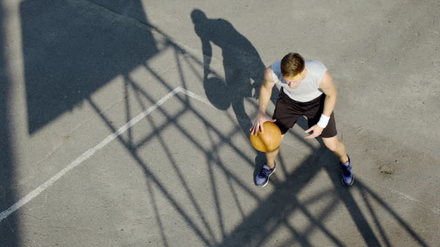 Jugador-de-baloncesto-experimentado-dribbling-y-tiro-una-bola-de-la-cesta