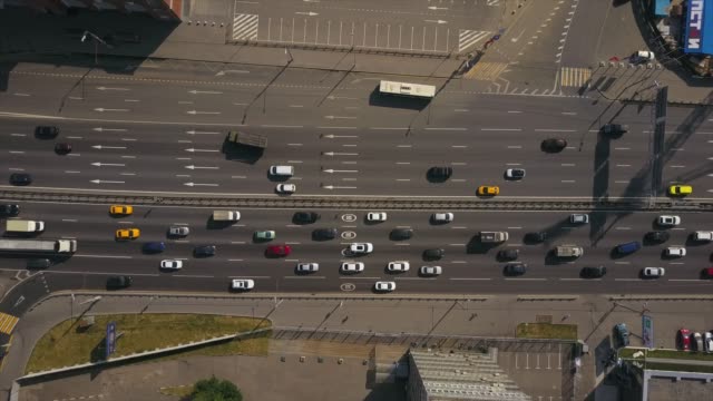 Russlands-sonniger-Tag-Moskau-Mall-Verkehr-Straße-Stadtring-unten-aerial-Panorama-4k