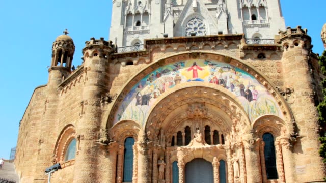 Vista-panorámica-histórico-edificio-Catedral-sagrado-corazón-en-Barcelona-ciudad