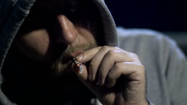 Close-up-Retrato-hombre-fumar-marihuana-cigarrillo