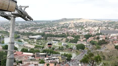 Transporte-por-cable-y-vista-a-la-Catedral-Santa-Trinidad-de-Tiflis---Georgia