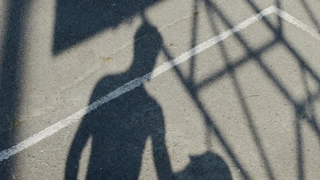 Silhouette-Schatten-springen-Mann-wirft-den-Ball,-Basketballkorb,-Basketball-Training