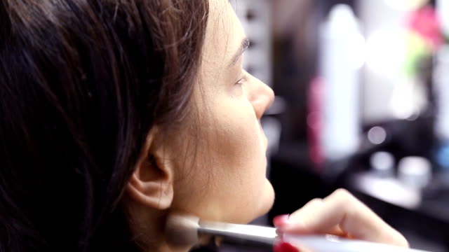 Make-up-Artist-Anwendung-trocken-kosmetische-tonaler-Grundlage-auf-dem-Gesicht-mit-Make-up-Pinsel