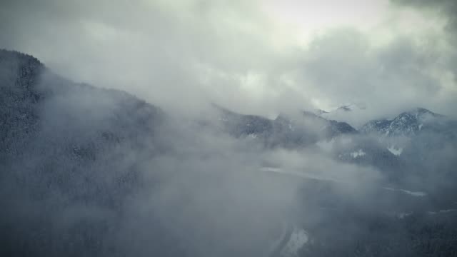 Dramatische-Drohne-Hyperlapse-im-Bergwald-Nebelwolken