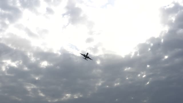 Passagierflugzeug-vor-dem-Hintergrund-der-Wolken