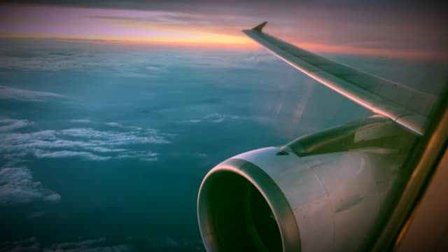 Flugzeug-View-Fenster-Konzept.-Blick-auf-Fenster-Flugzeug-sehen,-Motor-und-Flügel-auf-Wolke-und-himmelblau-oder-azurblauen-Himmel-auf-dem-schönen-Land.