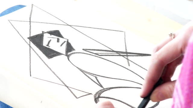 Hände-der-Künstlerin-zeichnet-Skizzen-mit-Kohle