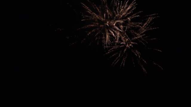 Feuerwerk-im-schwarzen-Himmel-4K