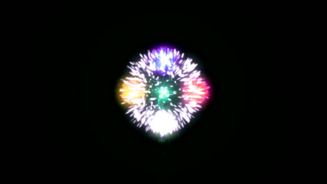 Buntes-Feuerwerk-vor-schwarzem-Hintergrund