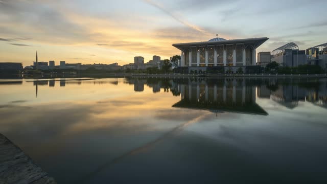 Sonnenaufgang-in-Putrajaya-Moschee.