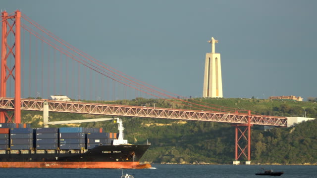 Frachtschiff-unter-der-Brücke.-15.05.2018-Lissabon,-Portugal