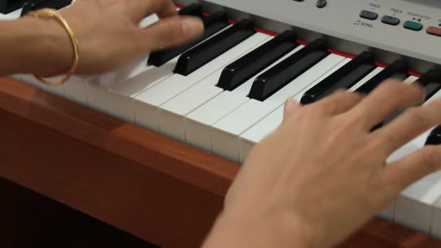 la-muchacha-tocando-el-piano