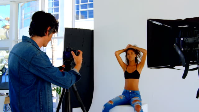 Modelo-de-mujer-posando-para-una-sesión-de-fotos-en-el-estudio-4k