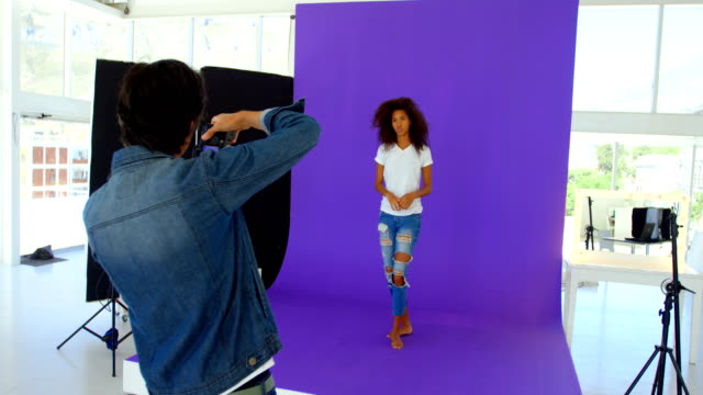Weibliches-Model-posiert-für-ein-Foto-Shooting-im-Studio-4k