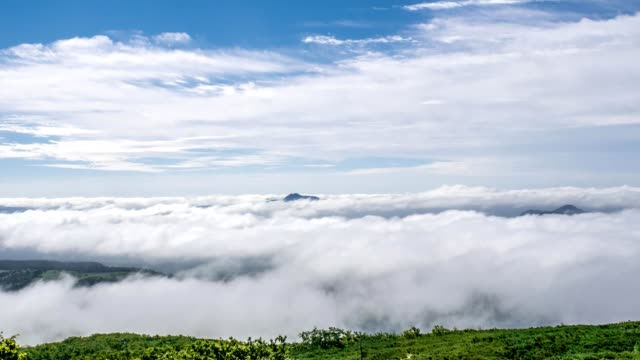 Un-mar-de-nubes-del-lago-Kussharo,-Hokkaido,-Jpan