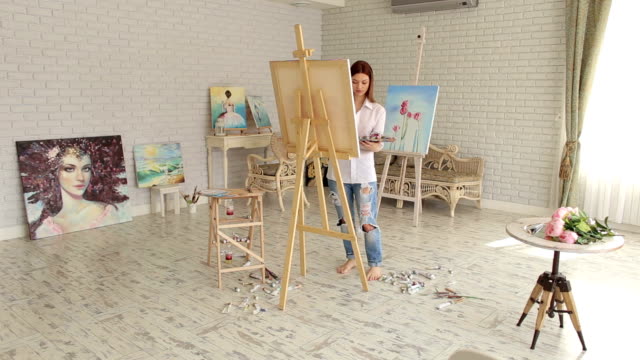 A-young-creative-girl-draws-in-the-drawing-Studio.