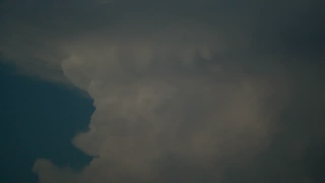 Ein-Flugzeug-geht-vor-gigantischen-cumulonimbus